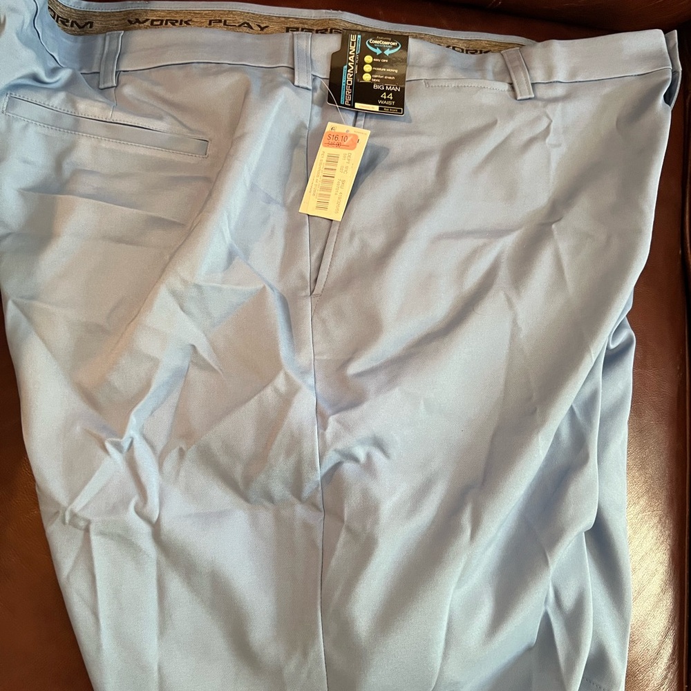 Roundtree & Yorke size 44B performance fabric. New with tags.